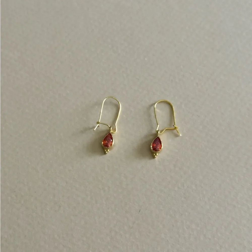 Dainty crystal Earrings R914
